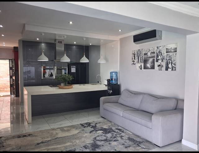 5 BEDROOM HOUSE FOR SALE IN BLUFF